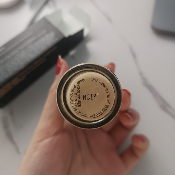 MAC STUDIO FIX FLUID Foundation SPF 15 NC18 - Picture 7 of 7